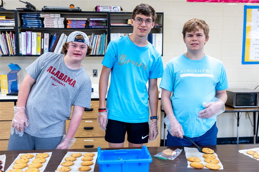 Brentwood High students run a cookie store